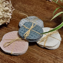 Lataa kuva Galleria-katseluun, Pellava Kestovanulappu on kestävä ja ekologinen. Kestovanulappu on halkaisijaltaan n.8cm ja pakkauksessa on 5kpl. Vanulapun toinen puoli on puolipellava vohvelikangasta ja toinen 100% puuvillaflanellia. Kankaat on valmistettu Öko-tex standardi 100:n mukaisisesti. Suomessa tehty - Mannerveden Ompelimo