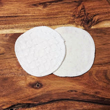Lataa kuva Galleria-katseluun, Pellava Kestovanulappu on kestävä ja ekologinen. Kestovanulappu on halkaisijaltaan n.8cm ja pakkauksessa on 5kpl. Vanulapun toinen puoli on puolipellava vohvelikangasta ja toinen 100% puuvillaflanellia. Kankaat on valmistettu Öko-tex standardi 100:n mukaisisesti. Suomessa tehty - Mannerveden Ompelimo