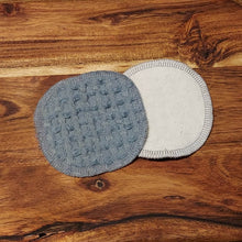 Lataa kuva Galleria-katseluun, Pellava Kestovanulappu on kestävä ja ekologinen. Kestovanulappu on halkaisijaltaan n.8cm ja pakkauksessa on 5kpl. Vanulapun toinen puoli on puolipellava vohvelikangasta ja toinen 100% puuvillaflanellia. Kankaat on valmistettu Öko-tex standardi 100:n mukaisisesti. Suomessa tehty - Mannerveden Ompelimo