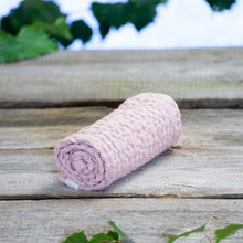 Lataa kuva Galleria-katseluun, Tämä roosa puolipellava vohvelipyyhe on ihanan ilmava ja muhkea. Pellava tekee pyyhkeestä imukykyisen ja antibakteerisen. Puuvilla taas tekee siitä kevyen ja pehmeän. Materiaalina on laadukas Eurooppalainen 52%pellava 48% puuvilla vohvelikangas. Pyyhkeet on valmistettu Suomessa.
