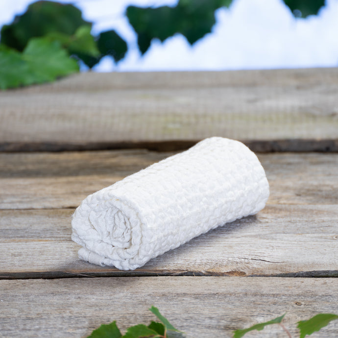 Tämä valkoinen puolipellava vohvelipyyhe on ihanan ilmava ja muhkea. Pellava tekee pyyhkeestä imukykyisen ja antibakteerisen. Puuvilla taas tekee siitä kevyen ja pehmeän. Materiaalina on laadukas Eurooppalainen 52%pellava 48% puuvilla vohvelikangas. Pyyhkeet on valmistettu Suomessa.
