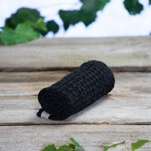Tämä musta puolipellava vohvelipyyhe on ihanan ilmava ja muhkea. Pellava tekee pyyhkeestä imukykyisen ja antibakteerisen. Puuvilla taas tekee siitä kevyen ja pehmeän. Materiaalina on laadukas Eurooppalainen 52%pellava 48% puuvilla vohvelikangas. Pyyhkeet on valmistettu Suomessa.